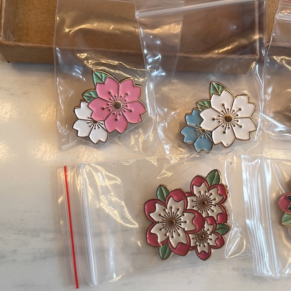 Pin collection - Picture 2 of 4